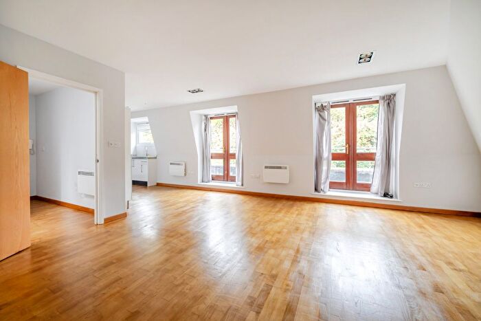 2 Bedroom Flat For Sale In Muswell Hill Road, Highgate, London, N6