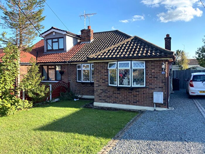 2 Bedroom Semi-detached Bungalow For Sale In Waverley Crescent, Wickford, SS11