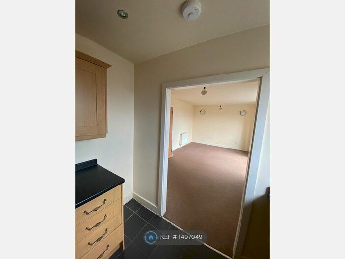 2 Bedroom Flat To Rent In Claremount Road, Halifax, HX3
