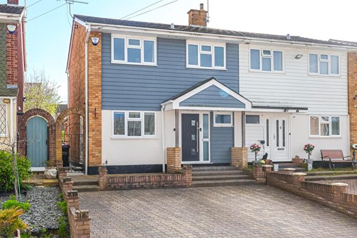 3 Bedroom Semi Detached House For Sale In Padgetts Way, Hullbridge, Hockley, SS5