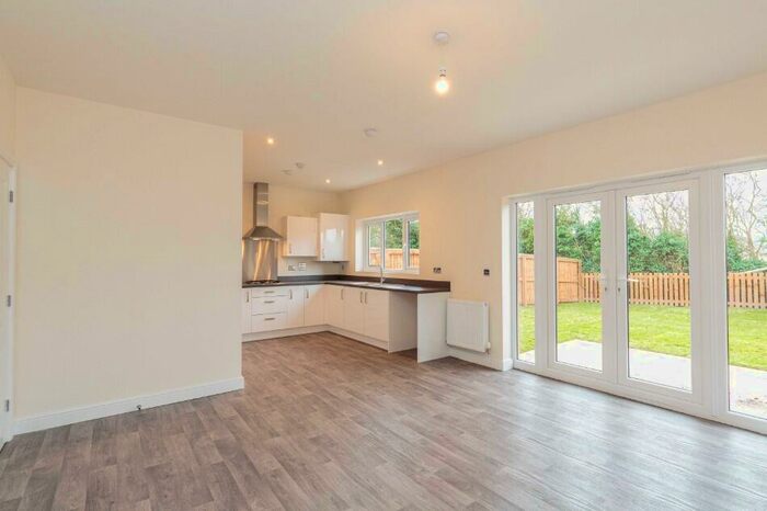 2 Bedroom Bungalow For Sale In Lyndale Road, Burscough, L40