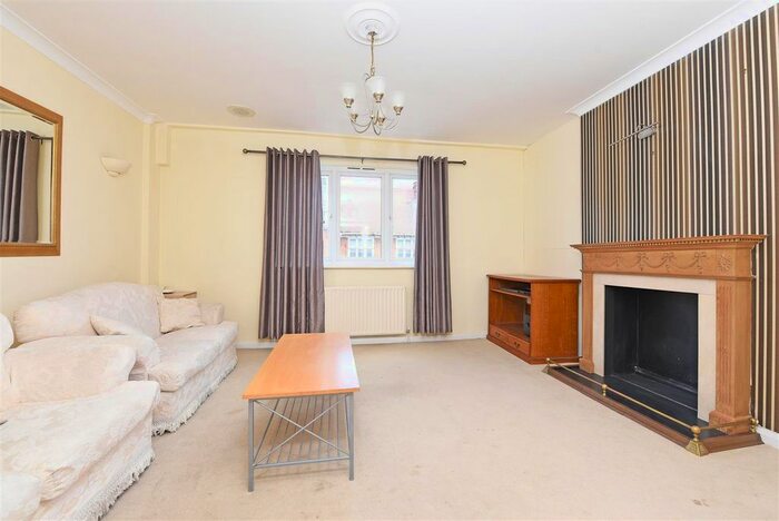 2 Bedroom Flat To Rent In Upper Richmond Road West, East Sheen, SW14