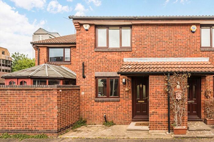 2 Bedroom House For Sale In Claire Place, London, E14