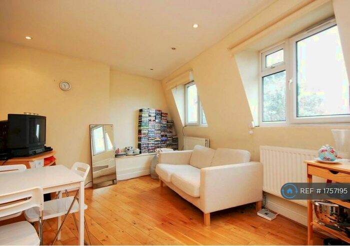 3 Bedroom Flat To Rent In Falcon Road, London, SW11