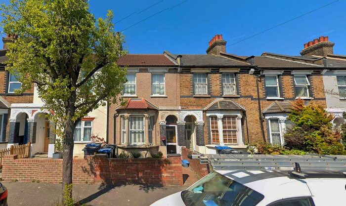 3 Bedroom Property To Rent In Dundee Road, London, SE25