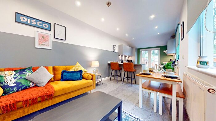 2 Bedroom Flat To Rent In Newport Road, Cardiff, CF24