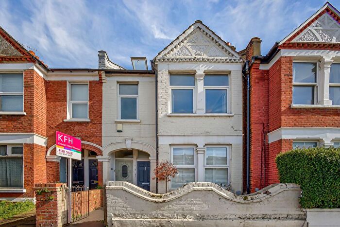 3 Bedroom Flat For Sale In Merton Road, Earlsfield, London, SW18