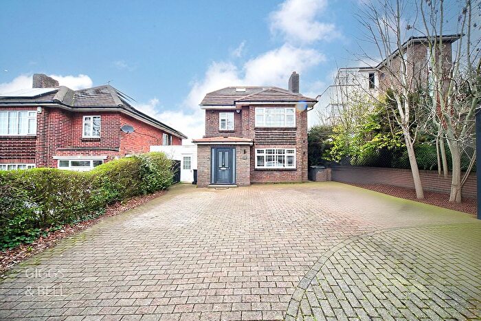 5 Bedroom Detached House For Sale In Stockingstone Road, Luton, Bedfordshire, LU2