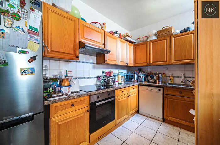 3 Bedroom Terraced House For Sale In Chigwell Road, South Woodford, London, E18