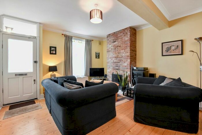 2 Bedroom Cottage To Rent In Marne Street, London, W10