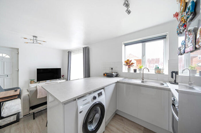 1 Bedroom House To Rent In Redwood Way, Barnet, EN5