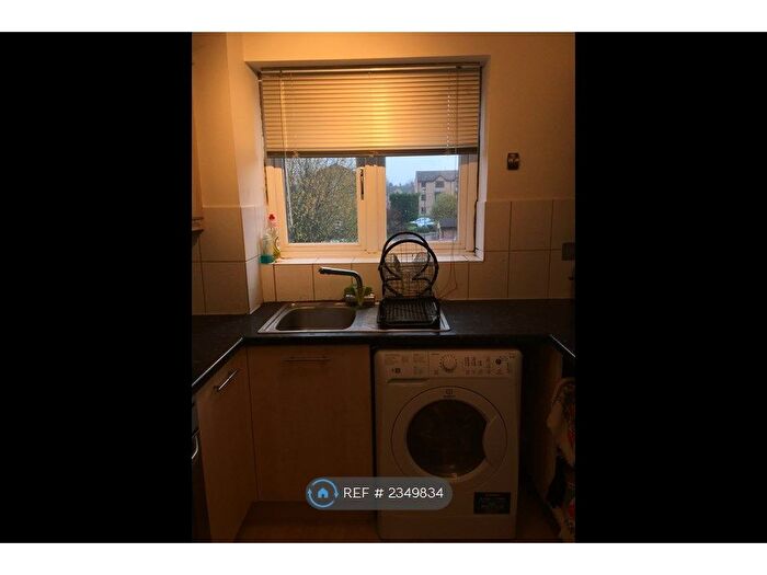 2 Bedroom Flat To Rent In Blackdown Close, London, N2