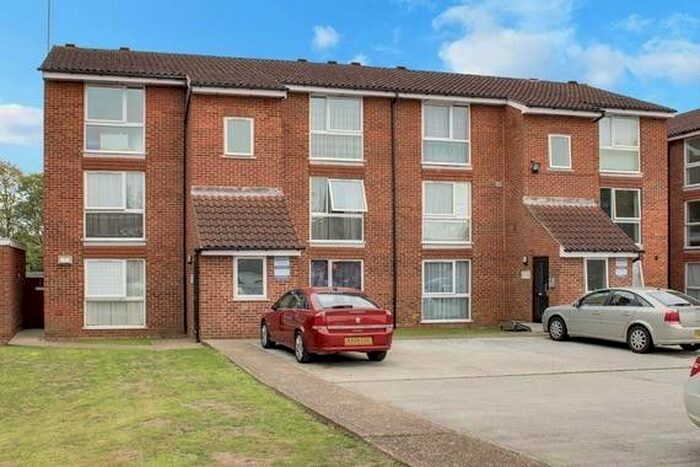 2 Bedroom Flat To Rent In Poplar Grove, London, N11