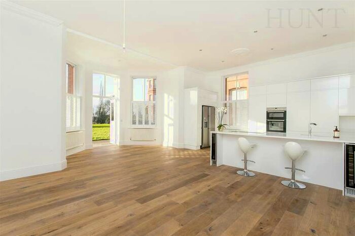 3 Bedroom Apartment To Rent In Osborne House, Repton Park, Woodford Green, Essex, IG8