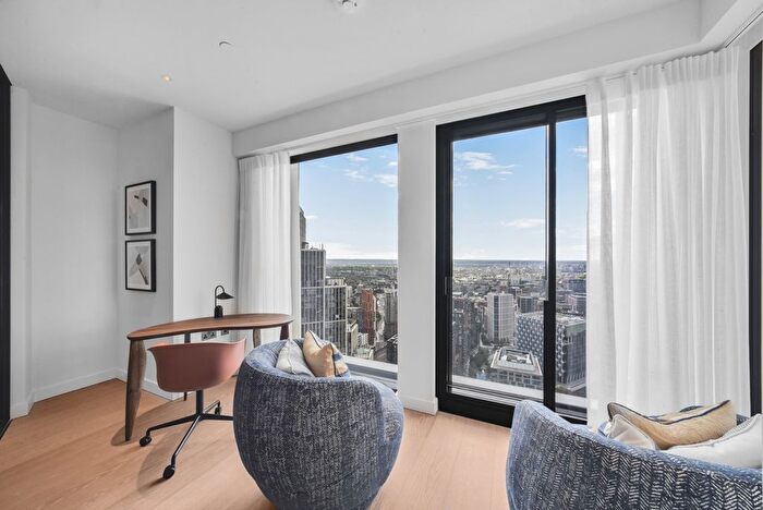 3 Bedroom Flat To Rent In River Park Tower, London, SW8