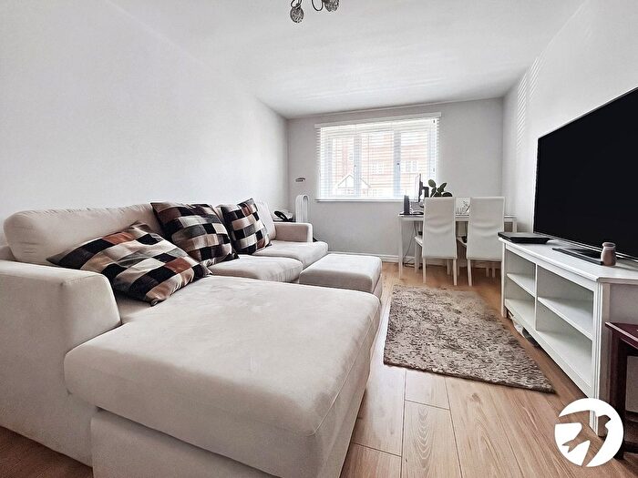 1 Bedroom Flat To Rent In Chandlers Drive, Erith, DA8