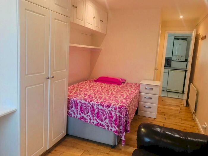 Studio To Rent In Allendale Close, London, SE5