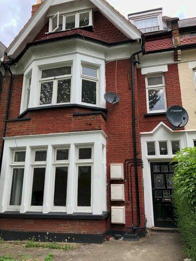 3 Bedroom Flat To Rent In Blenheim Gardens, London, NW2