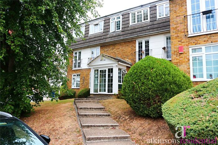 2 Bedroom Flat For Sale In Crofton Way, Enfield, Middlesex, EN2