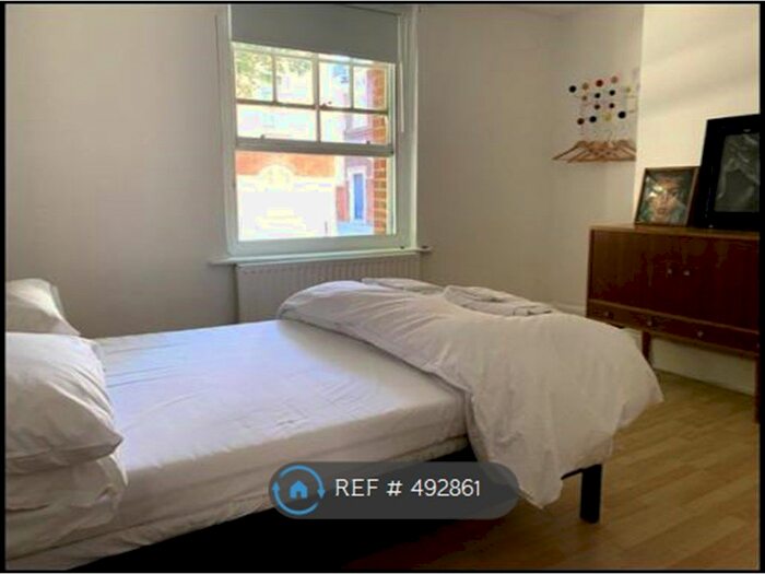 3 Bedroom Flat To Rent In Walton House, London, E2