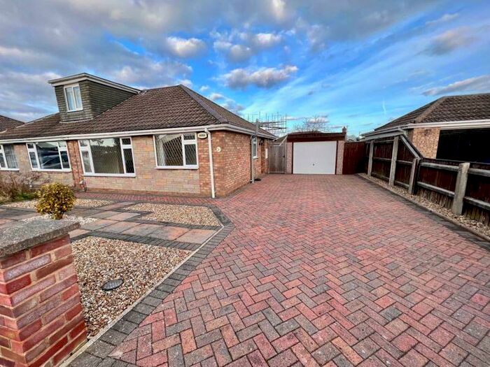 2 Bedroom Semi-Detached Bungalow To Rent In Buttermere Crescent, Humberston, DN36
