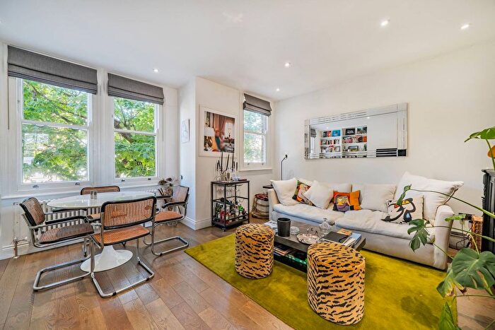 2 Bedroom Flat For Sale In Lofting Road, Islington, London, N1