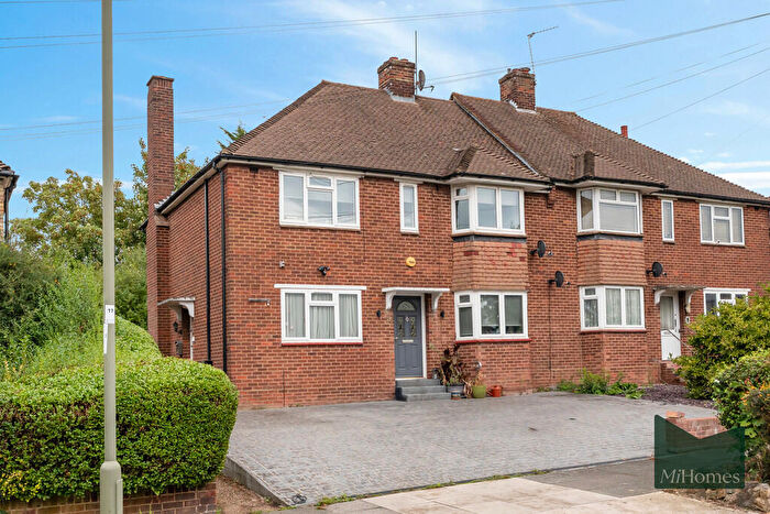 2 Bedroom Ground Maisonette For Sale In Grove Road, Cockfosters, EN4