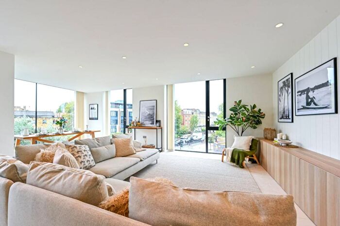 3 Bedroom Flat To Rent In Oval Road, Camden, London, NW1