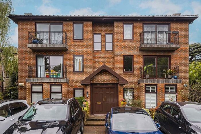 3 Bedroom Flat To Rent In Edge Hill, London, SW19