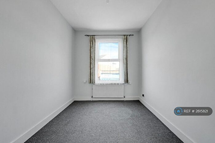 3 Bedroom Flat To Rent In Croydon Road, Beckenham, BR3