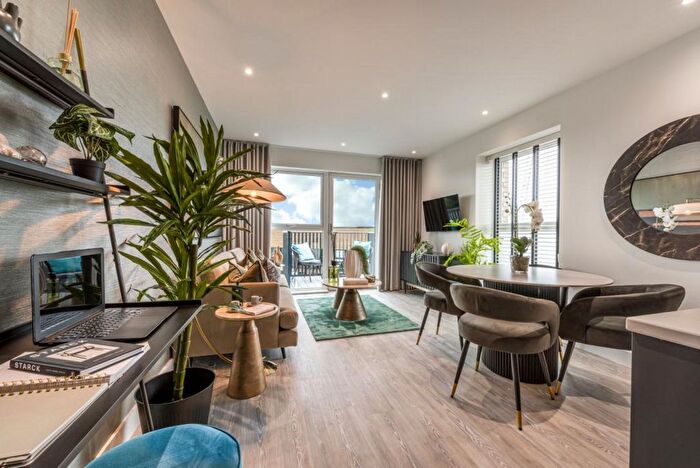 2 Bedroom Flat For Sale In Flat Kew Bridge Rise, Brentford, TW8