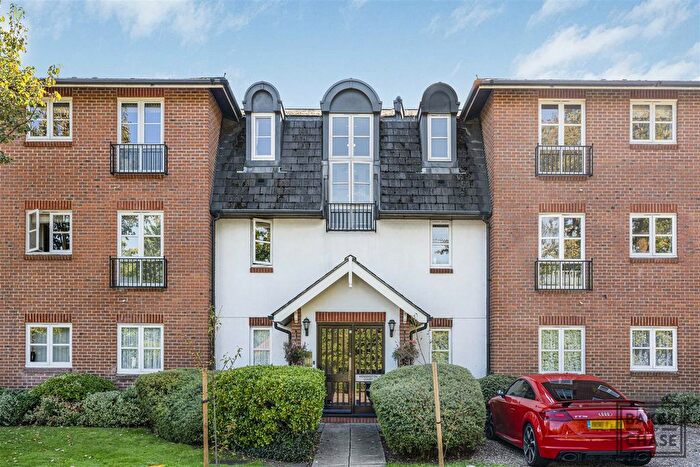 2 Bedroom Flat For Sale In Henry Close, Enfield, EN2