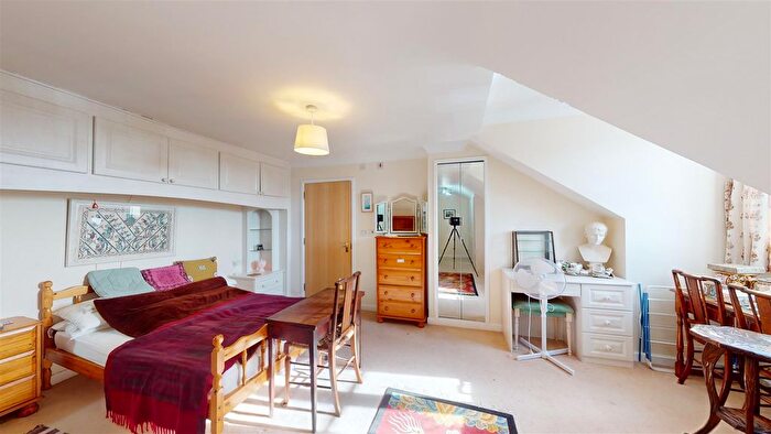 2 Bedroom Flat For Sale In De Moulham Road, Swanage, BH19