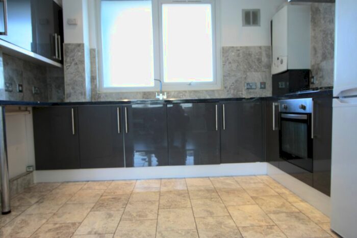 3 Bedroom Flat To Rent In Christchurch Road, London, SW2