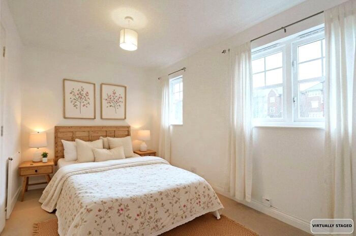 3 Bedroom Town House For Sale In Fawcett Close, London, SW16