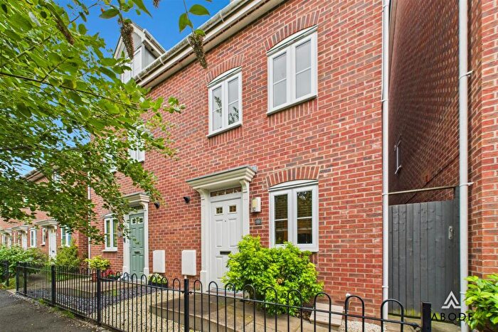 3 Bedroom Semi-Detached House For Sale In Saw Mill Way, Burton-on-Trent, DE14