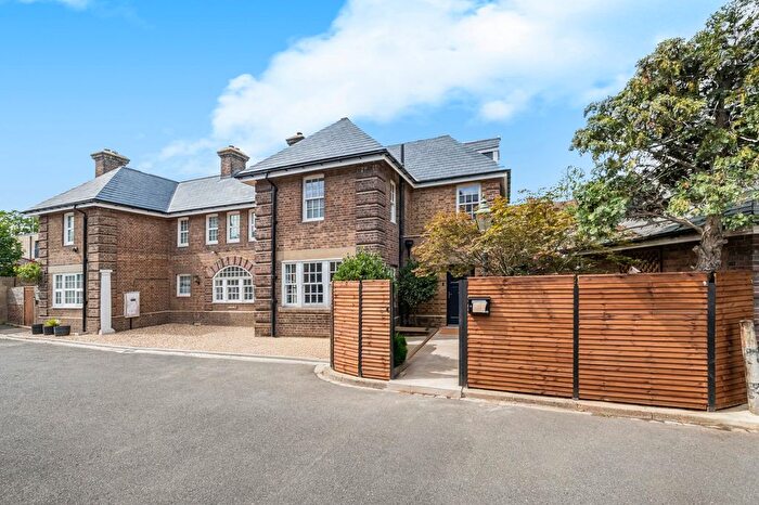 3 Bedroom Property To Rent In Princes Way, Wimbledon Common, SW19