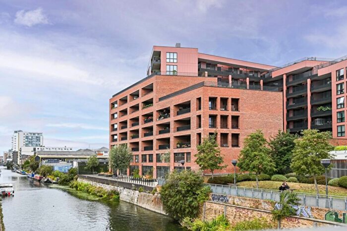 2 Bedroom Apartment For Sale In Waters Edge Court, Bow, E3