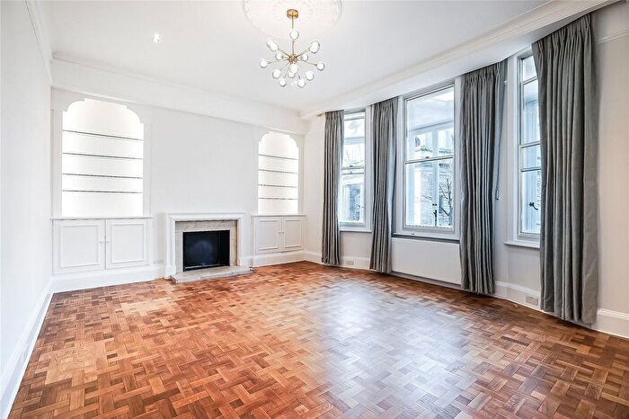 3 Bedroom Flat To Rent In Egerton Gardens, South Kensington, London, Uk, SW3