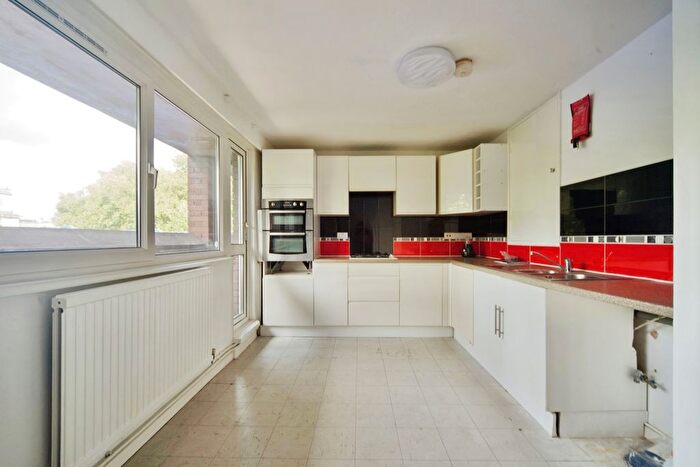 3 Bedroom Maisonette For Sale In Three Colt Street, London, E14