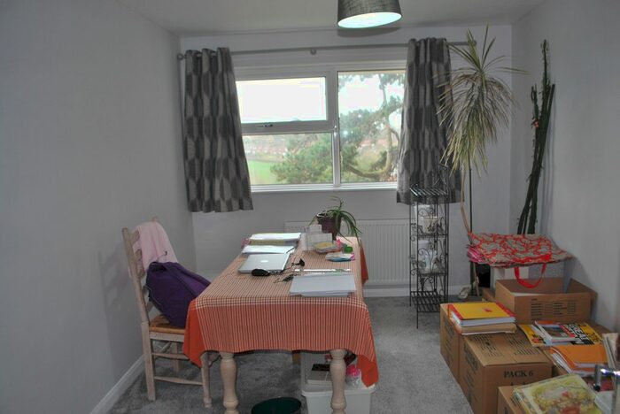 2 Bedroom Flat To Rent In Douglas Avenue, Exmouth, EX8