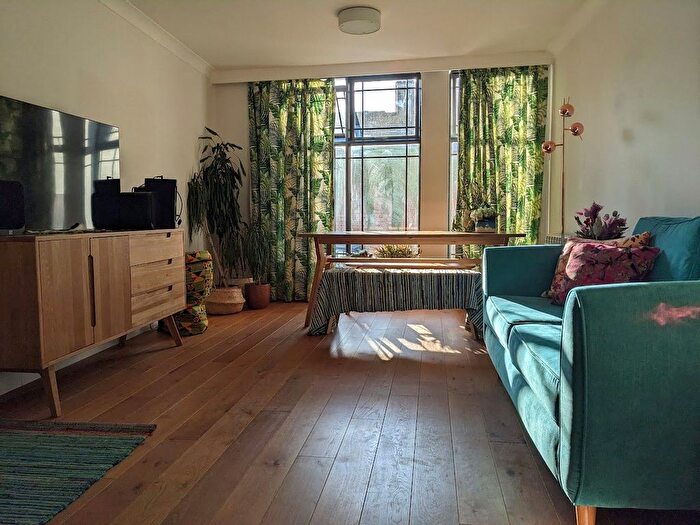 2 Bedroom Flat For Sale In Fore Street, Exeter, Devon, EX4