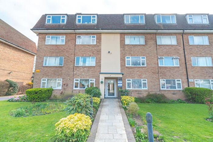 2 Bedroom Apartment To Rent In Charter Court, New Malden, KT3