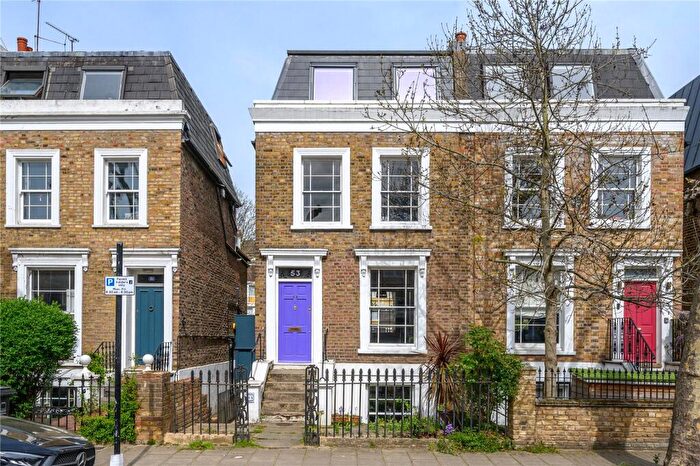 3 Bedroom Maisonette For Sale In Brownlow Road, Hackney, London, E8
