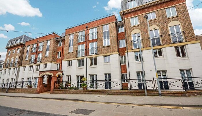 2 Bedroom Flat For Sale In Queen Street, Ramsgate, Kent, CT11