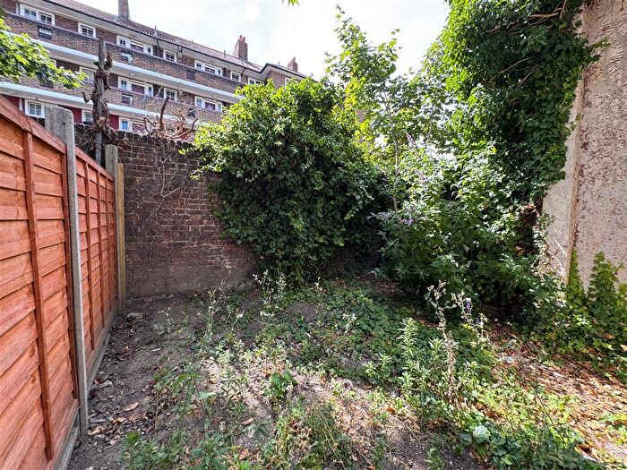2 Bedroom Flat For Sale In Ethnard Road, Southwark, SE15