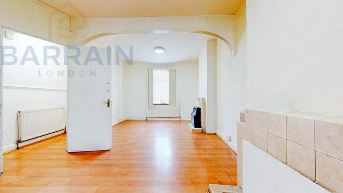 3 Bedroom Terraced House For Sale In Davis Street, Upton Park/Plaistow, E13
