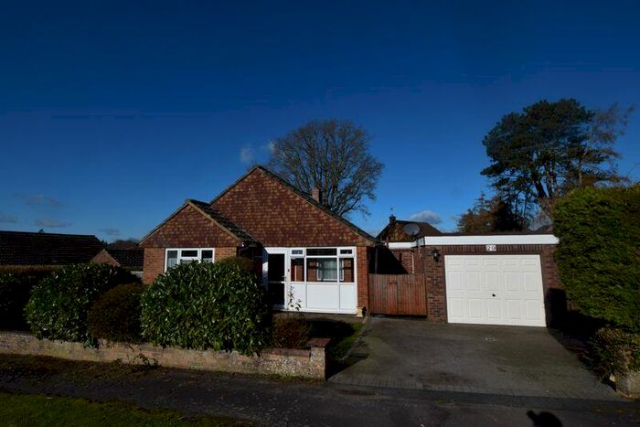 3 Bedroom Bungalow To Rent In Four Marks, GU34