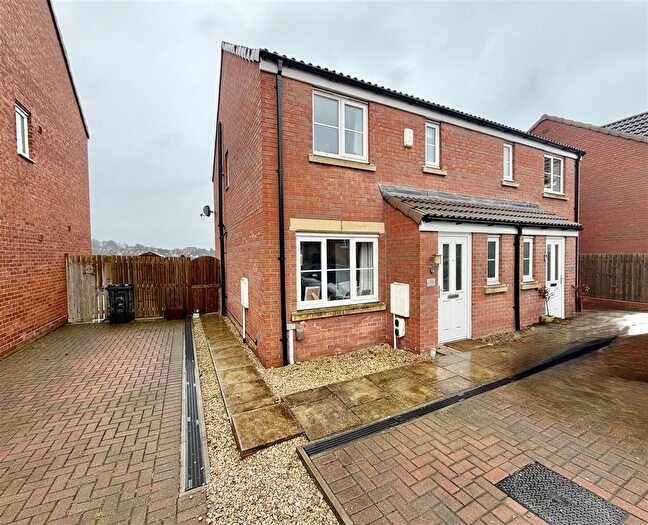 3 Bedroom Town House For Sale In Orchid Close, Kippax, Leeds, LS25
