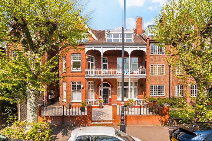 2 Bedroom Flat For Sale In Queens Avenue, London, N10